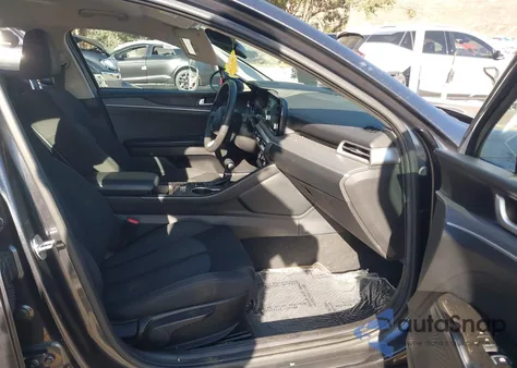 2022 Kia K5 Lxs z USA, uszkodzony, nr VIN 5XXG14J27NG090398